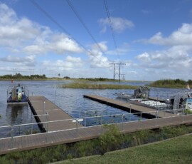 Everglades – przystań łodzi airboat Przystań z łodziami airboat na bagnach Everglades