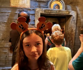 Marianna przy wejściu do Tower of Terror Marianna w opaskach Mickey Mouse przed wejściem do Tower of Terror