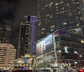 Miami – wieżowce dzielnicy Brickell nocą Nocna panorama dzielnicy Brickell w Miami z wieżowcami i żółtą taksówką