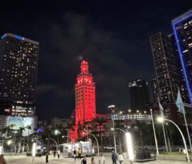 Miami – Freedom Tower podświetlona na czerwono nocą Historyczna Freedom Tower w Miami podświetlona na czerwono w nocy