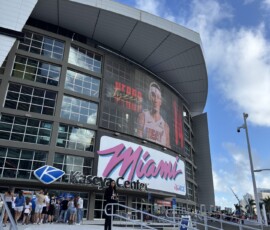 Miami – Kaseya Center arena Miami Heat Fasada areny Kaseya Center w Miami z banerem Miami Heat przed meczem NBA