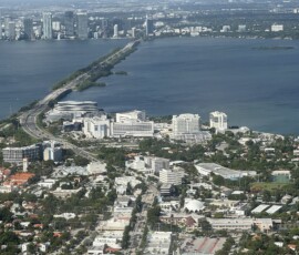 Miami – dzielnica Brickell widziana z samolotu Dzielnica Brickell w Miami z wieżowcami widziana z małego samolotu