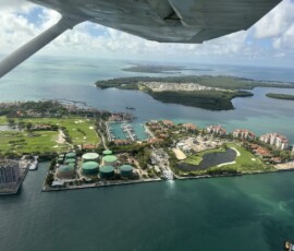 Miami – Fisher Island i wyspy widziane z samolotu Fisher Island i okoliczne wyspy widziane z okna małego samolotu nad Miami