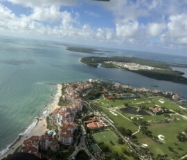Miami – Fisher Island i port od góry Luksusowa wyspa Fisher Island z portem jachtowym widziana z samolotu