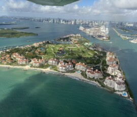 Miami – Fisher Island z panoramą portu Fisher Island z panoramą portu Miami i statkami wycieczkowymi widziana z góry