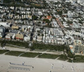 Miami Beach – Ocean Drive widziany z samolotu Widok z góry na Ocean Drive i South Beach w Miami Beach z okna samolotu
