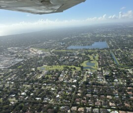 Miami – panorama miasta z małego samolotu Rozległa panorama Miami z licznymi jeziorami i dzielnicami widziana z samolotu