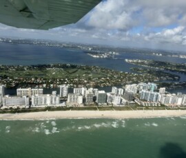 Miami Beach – South Beach z powietrza Plaża South Beach z hotelami wzdłuż oceanu widziana z małego samolotu
