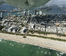 Miami Beach – South Beach i centrum Miami z góry South Beach i centrum Miami widziane z okna małego samolotu