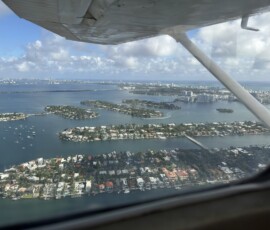 Miami – wyspy Venetian i Palm Islands z powietrza Wyspy Venetian Islands i Palm Islands w Miami widziane z małego samolotu