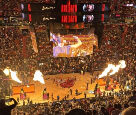 Miami Heat – prezentacja Bama Adebayo przed meczem Ogniowa prezentacja zawodnika Miami Heat Bama Adebayo na Kaseya Center