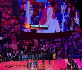 Miami Heat – śpiewanie hymnu przed meczem NBA Śpiewanie hymnu przez Monique Abbadie przed meczem NBA Miami Heat na Kaseya Center