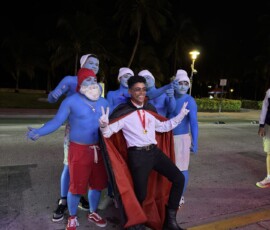 Miami Beach – Halloween, grupa przebrana za Smerfy Grupa ludzi przebranych za Smerfy na Ocean Drive w Miami Beach w noc Halloween