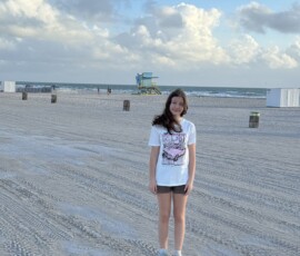 Marianna na plaży Miami Beach o świcie Marianna stojąca na pustej plaży Miami Beach wczesnym rankiem z ratowniczą wieżyczką w tle