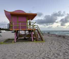 Marianna na różowej ratowniczej wieżyczce Marianna na różowej ratowniczej wieżyczce na plaży Miami Beach o świcie