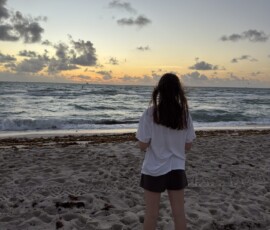 Marianna patrząca na ocean o świcie na Miami Beach Marianna stojąca tyłem i wpatrzona w morze o wschodzie słońca na Miami Beach