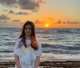 Marianna na tle wschodu słońca na Miami Beach Marianna stojąca na plaży Miami Beach z wschodem słońca za plecami