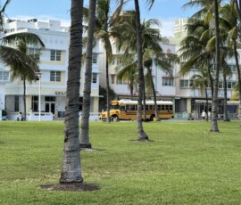 Ocean Drive – budynki Art Deco i żółty autobus szkolny Budynki w stylu Art Deco przy Ocean Drive w Miami Beach z żółtym autobusem szkolnym