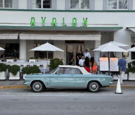 Ocean Drive – hotel Avalon i zabytkowe auto Ikoniczny hotel Avalon na Ocean Drive w Miami Beach z zabytkowym autem przed wejściem