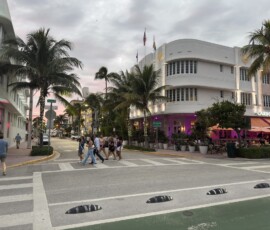 Ocean Drive – hotel Cardozo o zmierzchu Biały hotel Cardozo przy Ocean Drive w Miami Beach o zmierzchu z różowym niebem