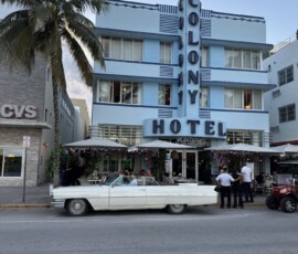 Ocean Drive – Colony Hotel z kabriolet Cadillac Kultowy Colony Hotel na Ocean Drive z białym kabrioletem Cadillac przed wejściem