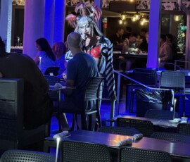 Ocean Drive – drag show w nocnym barze Artysta drag show podczas występu w otwartym barze na Ocean Drive w Miami Beach