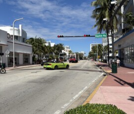 Ocean Drive – skrzyżowanie z Española Way Zielony Ford Mustang GT przy skrzyżowaniu Ocean Drive i Española Way w Miami Beach