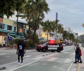 Ocean Drive – radiowóz policji Miami Beach Radiowóz policji Miami Beach jadący wzdłuż Ocean Drive o świcie
