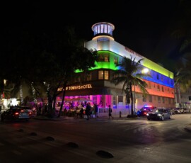 Ocean Drive – hotel Waldorf Towers nocą Hotel Waldorf Towers na Ocean Drive podświetlony kolorowymi neonami nocą