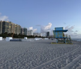 Miami Beach – niebieska ratownicza wieżyczka o świcie Niebiesko-żółta ratownicza wieżyczka na pustej plaży Miami Beach o świcie