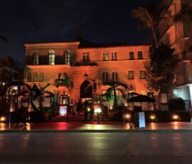 Miami Beach – willa Versace nocą Historyczna willa Versace (The Villa Casa Casuarina) przy Ocean Drive nocą