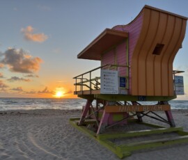 Miami Beach – wieżyczka ratownicza o wschodzie słońca Różowo-pomarańczowa ratownicza wieżyczka Miami Beach przy wschodzie słońca