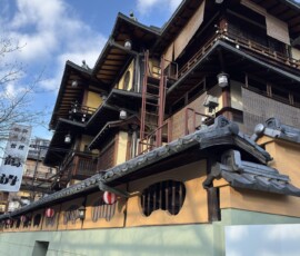 Tradycyjny ryokan w dzielnicy Gion – Kioto Wielopiętrowy tradycyjny ryokan z drewnianymi balkonami w dzielnicy Gion w Kioto