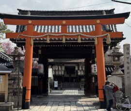 Brama torii sanktuarium Shimogamo Pomarańczowa brama torii przy wejściu do sanktuarium Shimogamo-jinja w Kioto