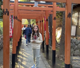 Marianna w tunelu torii w Ueno Marianna stojąca w tunelu pomarańczowych bram torii w sanktuarium w Ueno