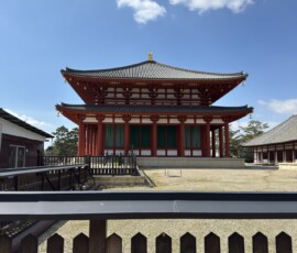 Czerwona świątynia Kofuku-ji w Narze Podświetlona na czerwono wielka sala Chukon-do świątyni Kofuku-ji w Narze