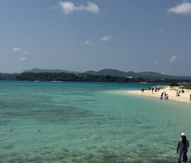 Plaża Kouri Beach na Okinawie Turkusowa plaża z białym piaskiem na wyspie Kouri na Okinawie