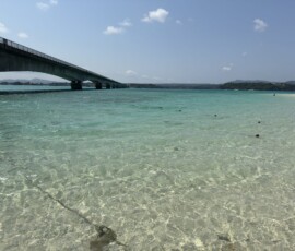 Plaża Kouri Beach przy moście Kouri – Okinawa Turkusowe wody oceanu i biała plaża przy moście Kouri Bridge na Okinawie
