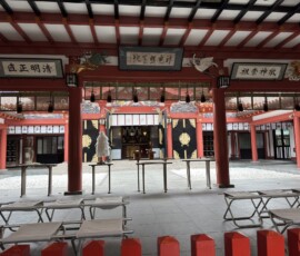 Wnętrze sanktuarium Naminoue na Okinawie Kolorowe wnętrze modlitewne sanktuarium Naminoue-jinja w Naha na Okinawie