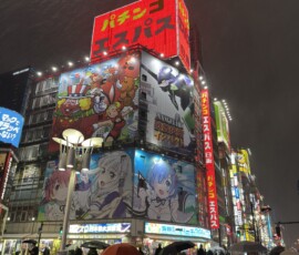 Akihabara nocą – neony anime Nocna Akihabara z wielkimi neonami przedstawiającymi postacie anime