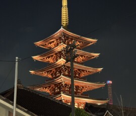 Pięciopiętrowa pagoda Senso-ji nocą Podświetlona pięciopiętrowa pagoda świątyni Senso-ji w Asakusie nocą