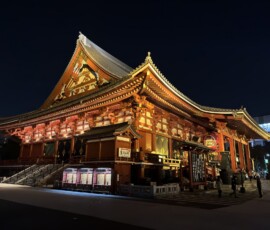 Główna świątynia Senso-ji nocą Iluminowana główna hala modlitewna świątyni Senso-ji w Asakusie nocą