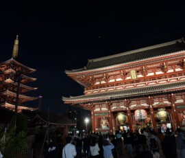 Senso-ji nocą – brama Hozomon i pagoda Iluminowana brama Hozomon i pięciopiętrowa pagoda świątyni Senso-ji nocą