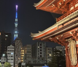 Senso-ji i Tokyo Skytree nocą Brama Hozomon i Tokyo Skytree widziane razem nocą w Asakusie