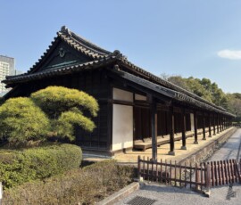 Stary pawilon w ogrodzie Hama-rikyu Tradycyjny drewniany pawilon w historycznym ogrodzie Hama-rikyu w Tokio