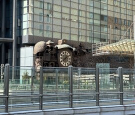 Zegar Studio Ghibli w Higashi-Shimbashi Słynny zegar zaprojektowany przez Studio Ghibli przy centrum Nippon TV
