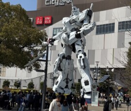 Posąg Gundam Unicorn na Odaiba Ogromna biała figura Gundam Unicorn przed centrum handlowym DiverCity Tokyo Plaza