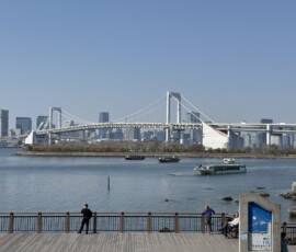 Rainbow Bridge widziany z Odaiba Widok na most Rainbow Bridge nad Zatoką Tokijską z nabrzeża Odaiba