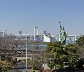 Replika Statuy Wolności i Rainbow Bridge na Odaiba Replika Statuy Wolności na wyspie Odaiba z mostem Rainbow Bridge i panoramą Tokio