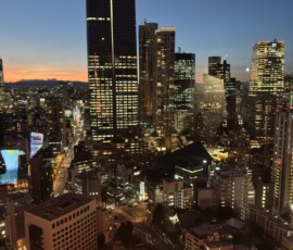 Panorama Tokio o zmierzchu Tokio o zmierzchu z wieżowcem Mori Tower w centrum kadru